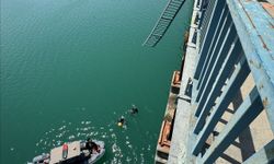 GÜNCELLEME - Adana'da köprüden baraj gölüne düşen otomobildeki 1 çocuğun cesedi bulundu, 3 kişi aranıyor