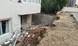 Karabük'te çöken istinat duvarı bir dairenin balkonuna zarar verdi