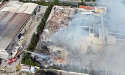 Kayseri'de kağıt fabrikası bahçesinde çıkan yangına ekiplerce müdahale ediliyor