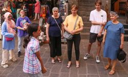 Yaz tatilinde turistlere rehberlik yaparak yabancı dillerini geliştiriyorlar