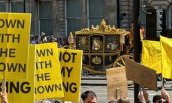 Monarşi karşıtları, Kral Charles'ı protesto etti