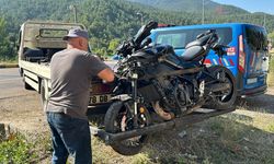 Motosikleti devrilen sürücü, araçların çarpması sonucu öldü