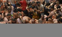 İspanya'nın La Tomatina festivalinde 120 ton domates kullanıldı