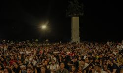 İzmir'de A Milli Voleybol Takımı'nın İtalya karşılaşması dev ekranlardan izlendi