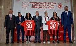 Milli Savunma Bakanı Güler, Hakkari'de kadın futbol takımına otobüs teslim töreninde konuştu: