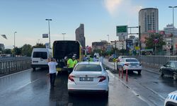 Şişli’de İETT otobüsüyle otomobilin çarpıştığı kazada 3 kişi yaralandı