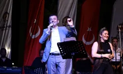 Başkandan, konserde "Yalandan gülme" göndermesi