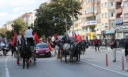 Cumhurbaşkanı Yardımcısı Yılmaz, Kütahya'da Adnan Menderes'i anma kortejini karşıladı