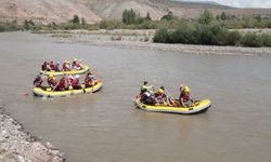 Erzincan Valisi Hamza Aydoğdu ve gaziler Karasu Nehri'nde rafting yaptı