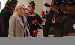 Fransa'da aşırı sağcı Le Pen 'zimmet'ten yargı önünde