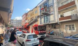 Gaziosmanpaşa'da bir apartmanda çıkan ve 2 binanın çatısına sıçrayan yangın söndürüldü