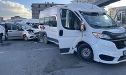 Kars'ta öğrenci servisi ile otomobilin çarpıştığı kazada 6 kişi yaralandı