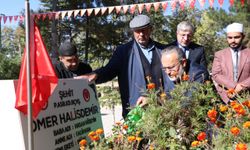 15 Temmuz Derneği üyelerinden şehit Ömer Halisdemir'in kabrine ziyaret