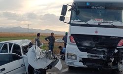 Afyonkarahisar'da tır ile otomobilin çarpışması sonucu 3 kişi öldü, 1 kişi ağır yaralandı