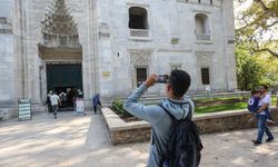 Bursa'da yabancı erkek turistler cami ziyaretinde saygılarından şortlarının üzerine etek giydi