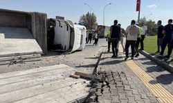 GÜNCELLEME - Kahramanmaraş'ta beton blok yüklü tır devrildi