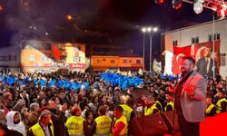 Şarkıcı Hüseyin Kağıt, Adana'da Cumhuriyet Bayramı dolayısıyla konser verdi