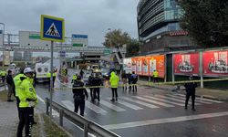 Bakırköy'de kazaya müdahale eden trafik polisi, İETT otobüsünün çarpması sonucu şehit oldu