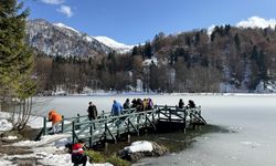 Borçka Karagöl Tabiat Parkı'nda kış ve sonbahar bir arada yaşanıyor