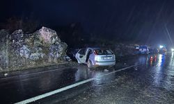 Diyarbakır'da otomobilin kayalıklara çarpması sonucu 3 kişi öldü, 2 kişi yaralandı