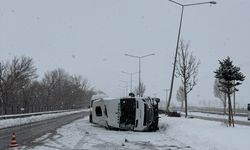 Erzurum'da direğe çarparak devrilen minibüsteki 8 kişi yaralandı