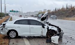 Mersin'de bariyere çarpan otomobildeki 4 kişi yaralandı