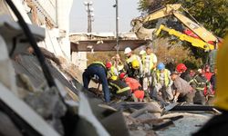 Tren istasyonundaki beton sundurma çöktü: 13 kişi öldü