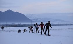 Bitlisli kayakçılar, soğuk havada yarışlara hazırlanıyor