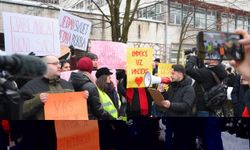 Bosna Hersekli öğrencilerden, Sırbistan'da tren istasyonundaki olayı protesto eden Sırp öğrencilere destek