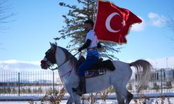 Cumhurbaşkanı Erdoğan'ı Erzurum'da atlı cirit sporcuları Türk bayraklarıyla karşıladı