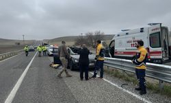 Diyarbakır'da seyir halindeki tırdan fırlayan lastiğin çarptığı otomobildeki yolcu öldü