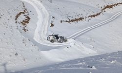 Hakkari'de üs bölgelerinin yolunda karla mücadele çalışması yapılıyor