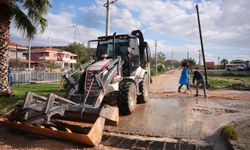 İzmir Çeşme'de etkili olan sağanak hayatı olumsuz etkiledi