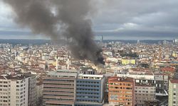 Şişli'de yıkım işlemi yapılan binada çıkan yangına müdahale ediliyor