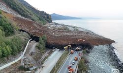 Artvin'de heyelan sonucu kapanan Karadeniz Sahil Yolu'nda çalışmalar devam ediyor