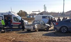 Konya'da otomobille kamyonetin çarpışması sonucu 5 kişi yaralandı