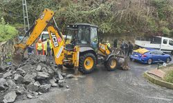 Sarıyer'de istinat duvarı otomobilin üzerine yıkıldı