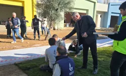 İzmir Güzelbahçe'de saha çalışanlarına baklavalı teşekkür