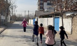 Koruyucu aile yanında büyüyen Aslı, yaptıklarıyla çocukların yüreklerine dokunuyor
