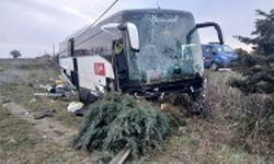 GÜNCELLEME - Çanakkale'de yoldan çıkıp boş araziye giren tur otobüsündeki 37 kişi yaralandı
