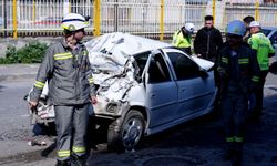 İzmir'de park halindeki 5 araca çarpan otomobilin sürücüsü yaralandı