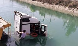 Adana'da sulama kanalına düşen tırın sürücüsünü itfaiye ekibi kurtardı