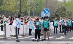 Çin'de insansı robotlar yarı maratonda insanlarla birlikte yarıştı