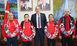 Dünya Liseler Şampiyonası'ndan madalyayla dönen sporcular Van'da çiçeklerle karşılandı