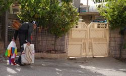 Iraklı 110 yaşındaki asırlık çınar, ekmeğini sokak satıcılığından çıkarıyor