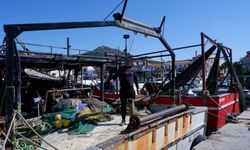 İzmir'de balıkçı barınağında çıkan yangında 3 tekne hasar gördü