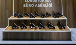 İzmir'de bir evde ruhsatsız 15 tabanca ele geçirdi