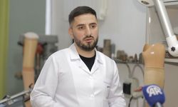 Protez kol ve bacaklar kullanan Onuzi, Tiran'daki atölyesinde engelliler için umut oluyor