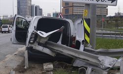 Ümraniye'de otoyolda bariyerlere saplanan araçtaki 2 kişi yaralandı