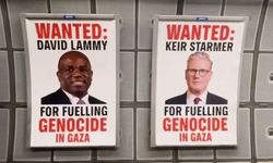Keir Starmer ve David Lammy’in “Soykırımdan Aranıyor” posterleri asıldı